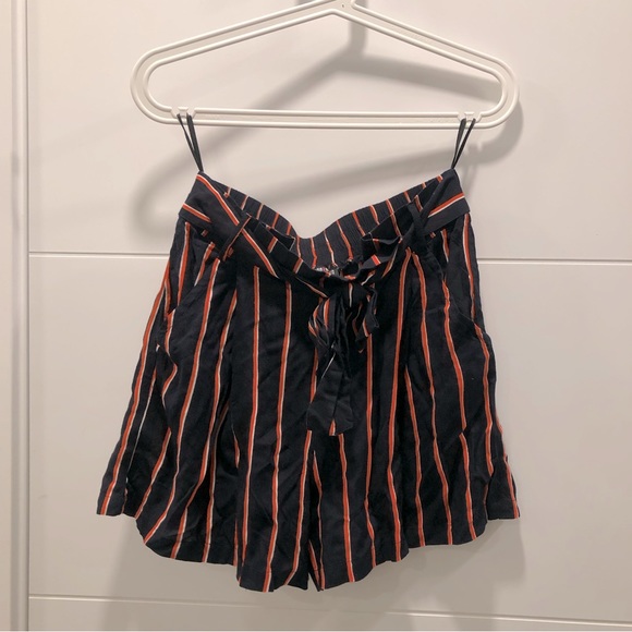 Fashion Nova tie front pleated shorts - Picture 4 of 7